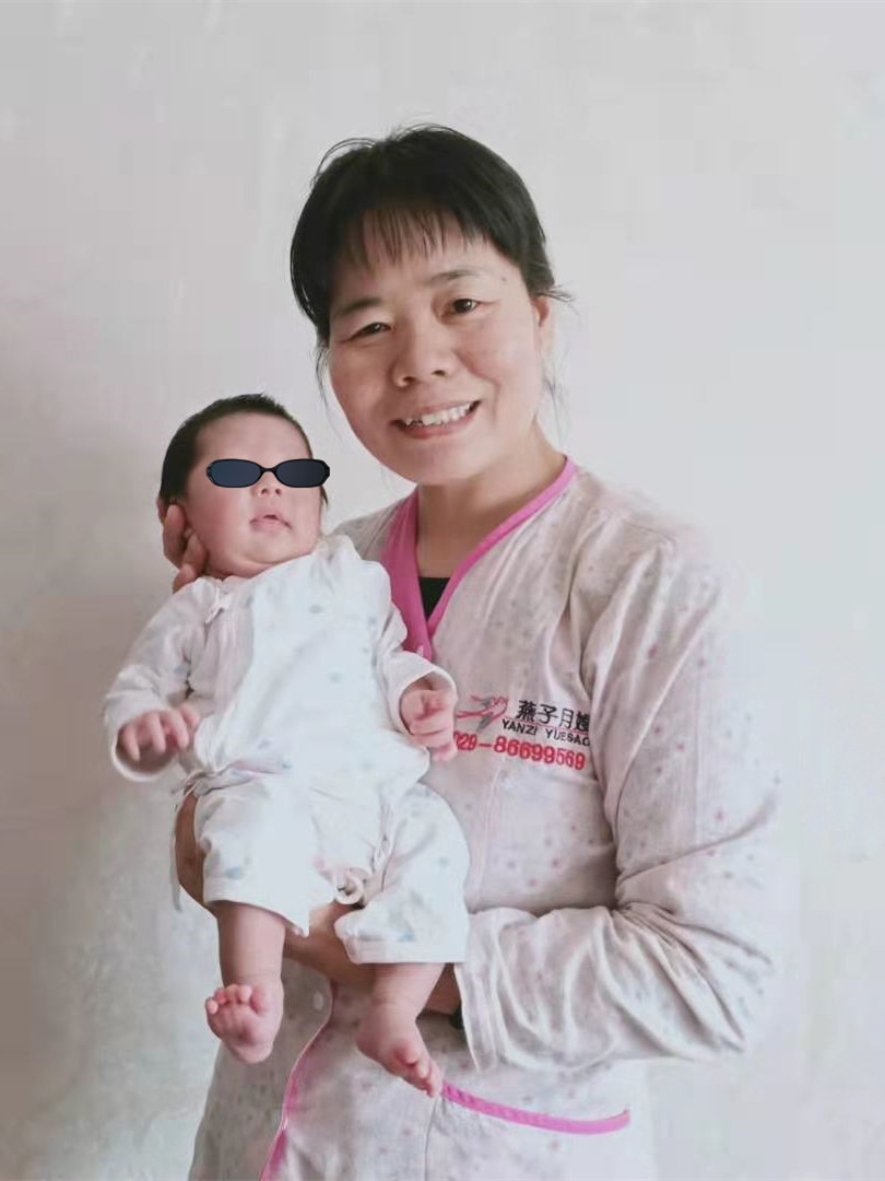 西安燕子月嫂与满月宝宝合影