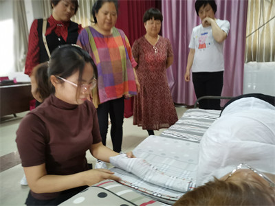 给失能老人更换床单方法
