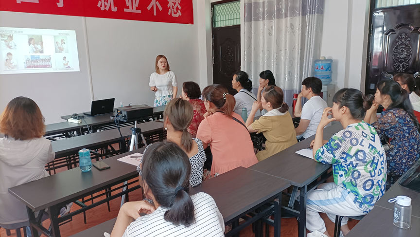 西安燕子月嫂月嫂培训讲师刘思思讲课