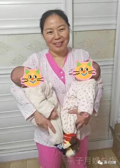 西安燕子月嫂吴鲜维抱着双胞胎宝宝