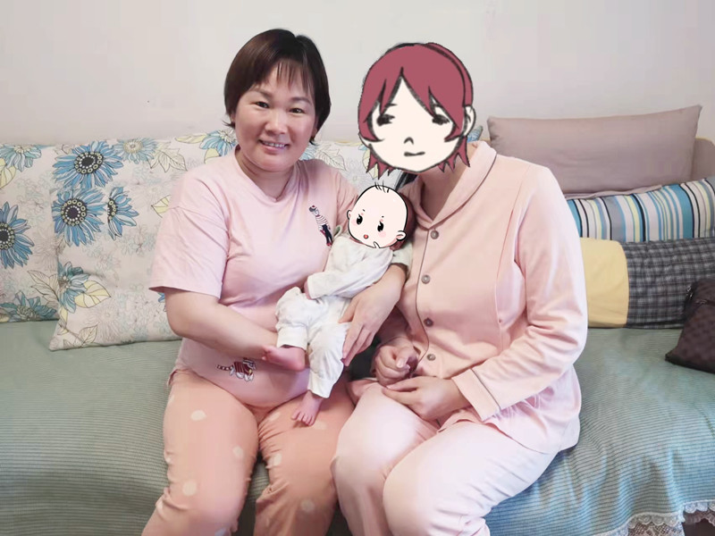 西安燕子月嫂王艳红与客户合影留念