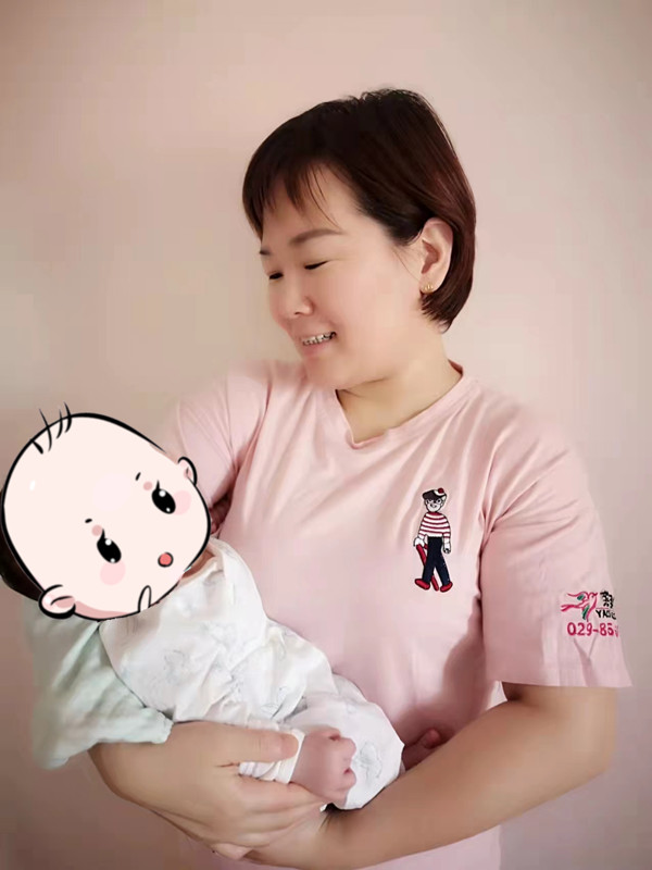 西安燕子月嫂王艳红与宝宝合影