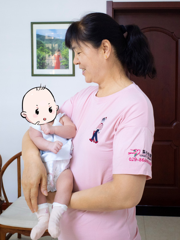 西安燕子月嫂王晓艳抱娃照片