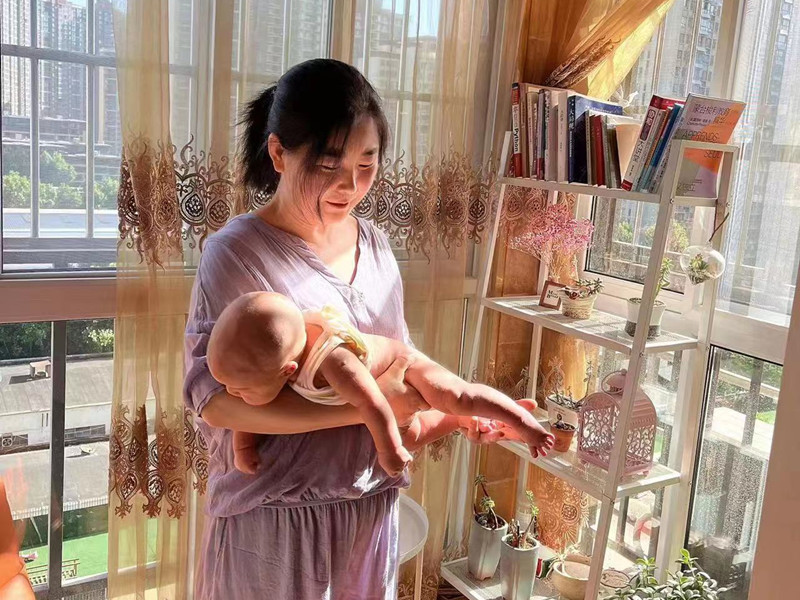 西安燕子月嫂张巧妮抱娃晒屁屁