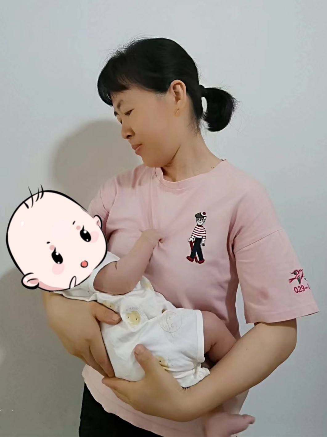 西安燕子月嫂姚华勤抱娃照片