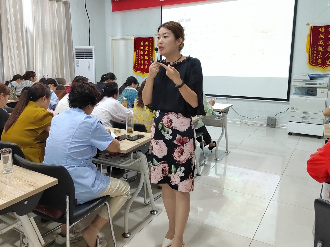 西安燕子月嫂刘敏茹到洛川县进行母婴护理培训现场授课