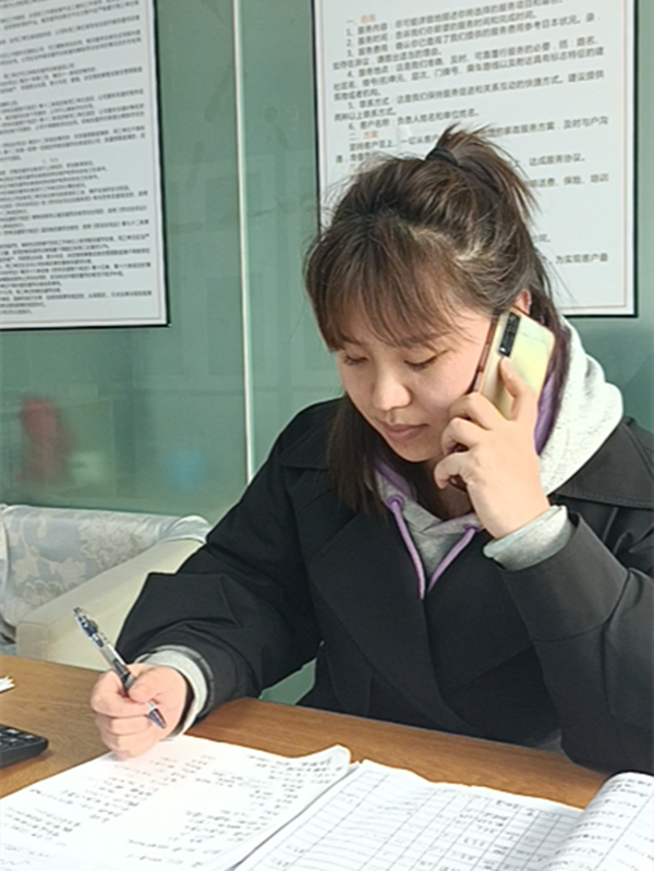 西安燕子月嫂客服老师崔俏雯在与客户沟通