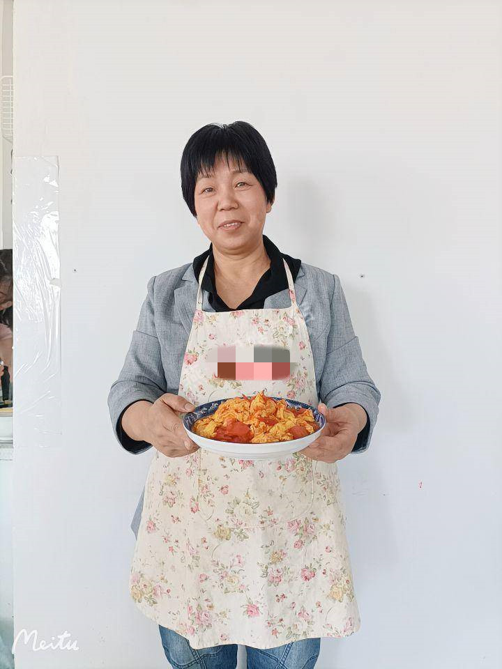 西安燕子月嫂，于聪焕，端着月子餐