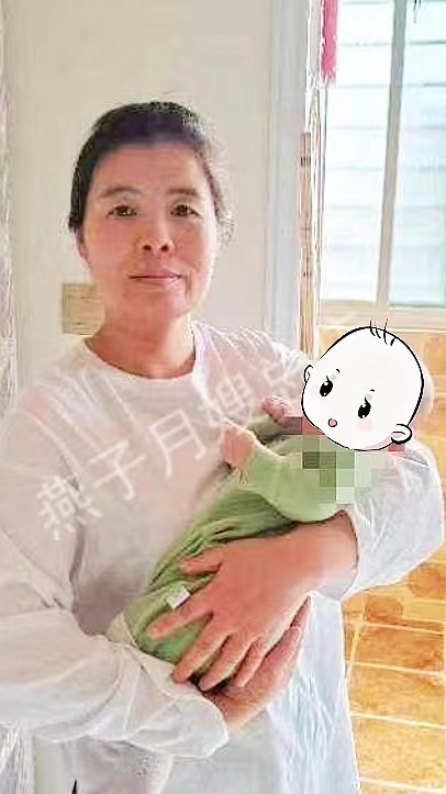 西安燕子月嫂郭朝侠的抱娃照片
